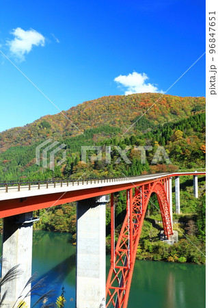 秋の庄川峡 利賀大橋と紅葉 秋の庄川峡 利賀大橋と紅葉 96847651