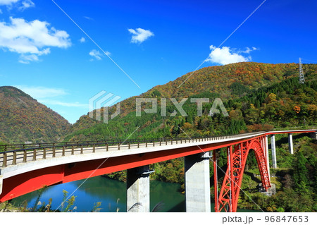 秋の庄川峡　利賀大橋と紅葉 96847653