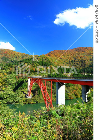 秋の庄川峡　利賀大橋と紅葉 96847660