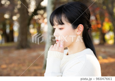 アクセサリーを身につけた美肌の女性 96847661