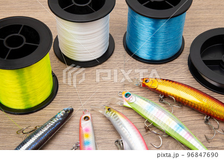 釣り糸とルアー 96847690