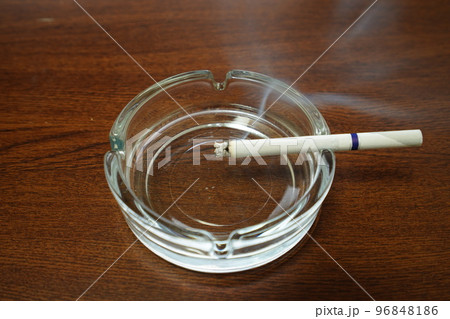 灰皿と火のついたタバコ 灰皿と火のついたタバコ 96848186