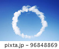 きれいな青空に浮かぶ「〇」の形をしたふわふわな雲 96848869