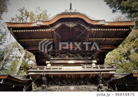 諏訪大社（下社）には本殿がありません。代わりに春宮ではスギの古木を、ご神木としています。 96848870