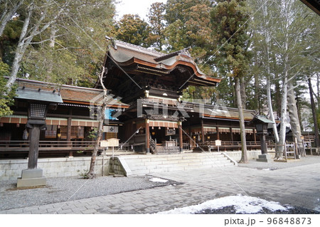 諏訪大社（下社）には本殿がありません。代わりに春宮ではスギの古木を、ご神木としています。 96848873