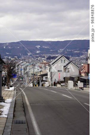 諏訪大社（下社）には本殿がありません。代わりに春宮ではスギの古木を、ご神木としています。 96848876