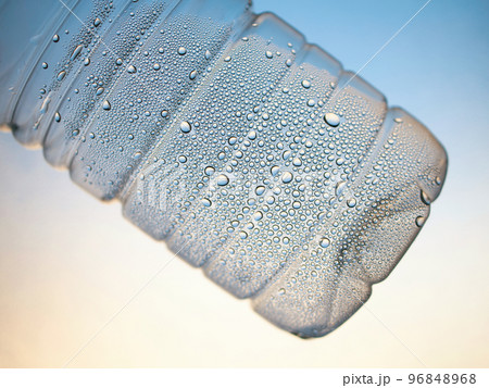 水滴がついたペットボトル 96848968