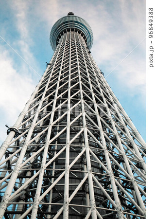 見上げる東京スカイツリー 見上げる東京スカイツリー 96849388