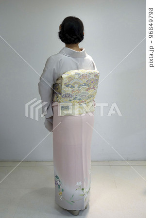 着物の女性 96849798