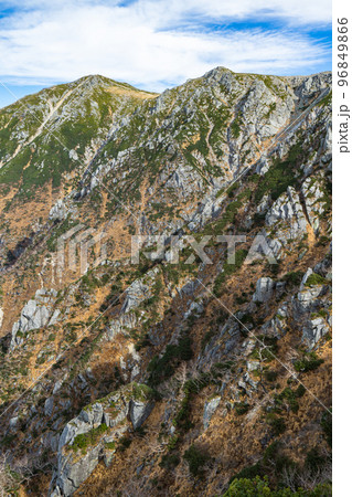 長野県の中央アルプス三ノ沢岳から見る日本百名山の木曽駒ヶ岳 96849866