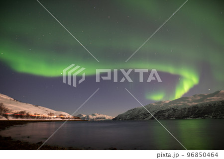 オーロラを観に行こう　旅に出る　コロナ明け　北欧へいく　満月の夜 96850464