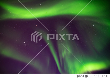 オーロラのダンス　オーロラのダンスが始まる　緑のカーテン 96850471