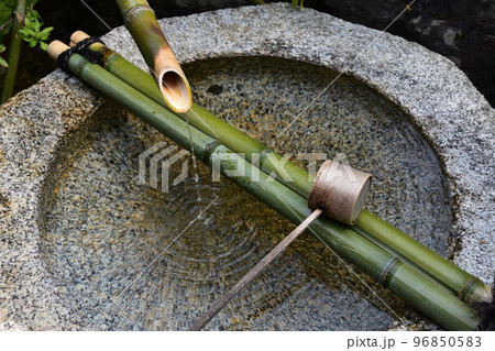 日本の京都府　京都市の寺院　竹で出来た手水舎 96850583