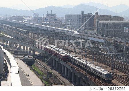 姫路市内を行く東海道・山陽新幹線N700系 96850765