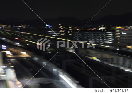 夜の姫路市内を行く東海道・山陽新幹線N700系 96850818