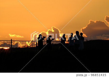 宮古島のサンセットビーチから見る夕日と夕日を見る人々 96851435