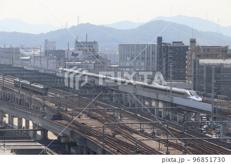 姫路市内を行く山陽新幹線700系 姫路市内を行く山陽新幹線700系 96851730