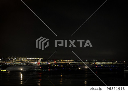 雨夜の滑走路　ひかる空港と滑走路の夜景 96851918