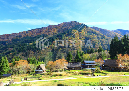 相倉合掌造り集落　紅葉風景 96853774