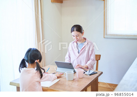 テレワークする母親とお絵描きしている女の子 テレワークする母親とお絵描きしている女の子 96855014