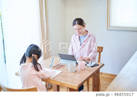 テレワークする母親とお絵描きしている女の子 96855017