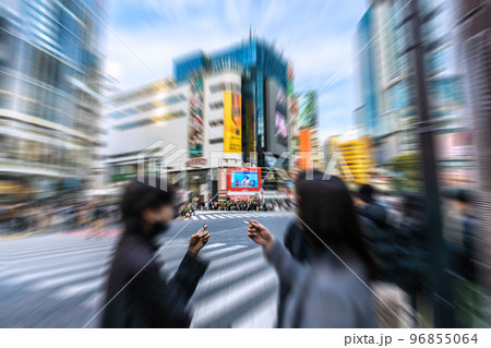 日本の東京都市景観 BQ.1…屋外でマスクは不要だが…路上喫煙が急増…＝渋谷スクランブル交差点前で 96855064
