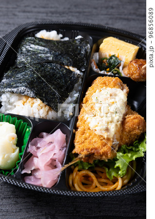 あじフライが入った美味しい海苔弁当 96856089