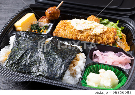 あじフライが入った美味しい海苔弁当 96856092