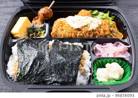 あじフライが入った美味しい海苔弁当 あじフライが入った美味しい海苔弁当 96856093