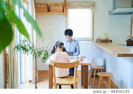 テレワークする父親とお絵描きしている女の子 テレワークする父親とお絵描きしている女の子 96856195