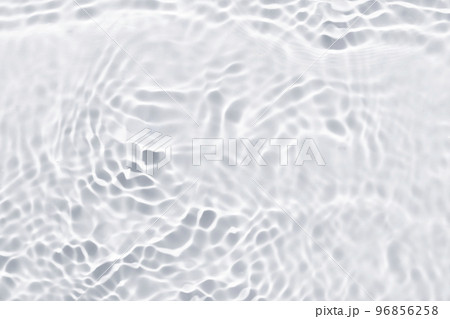 波が出ている水面 96856258