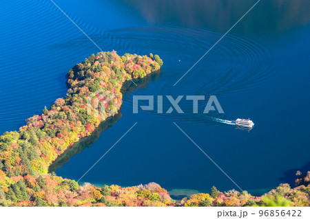 《栃木県》紅葉の八丁出島・秋の奥日光中禅寺湖《紅葉最盛期》 96856422
