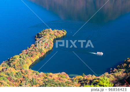 《栃木県》紅葉の八丁出島・秋の奥日光中禅寺湖《紅葉最盛期》 96856423