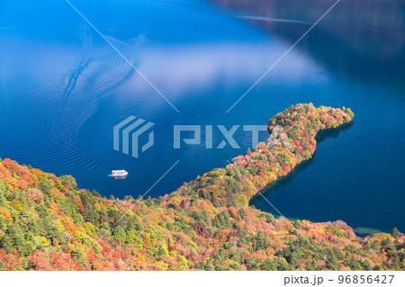 《栃木県》紅葉の八丁出島・秋の奥日光中禅寺湖《紅葉最盛期》 96856427