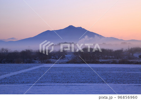 筑波山の雪景色　茨城県 96856960
