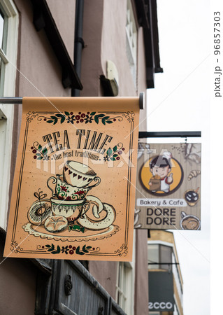 オックスフォードの街並み　カフェの看板と番屋さんの看板 96857303