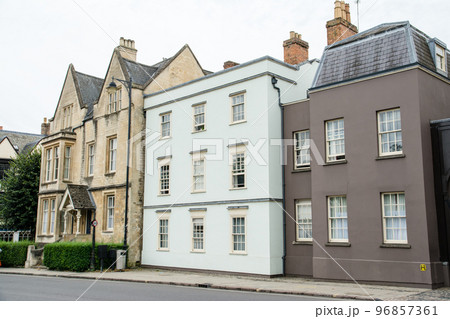オックスフォードの街並み　道路わきに並ぶカラフルな建物 96857361
