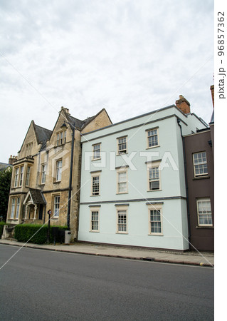 オックスフォードの街並み 道路わきに並ぶカラフルな建物 オックスフォードの街並み 道路わきに並ぶカラフルな建物 96857362
