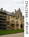 オックスフォードの街並み　工事中の石造りの歴史的な建物　クライストチャーチの入口 96857442
