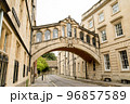 オックスフォードの街並み　石造りの歴史的なハートフォード大学の溜息橋 96857589
