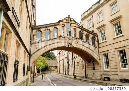 オックスフォードの街並み　石造りの歴史的なハートフォード大学の溜息橋 96857589