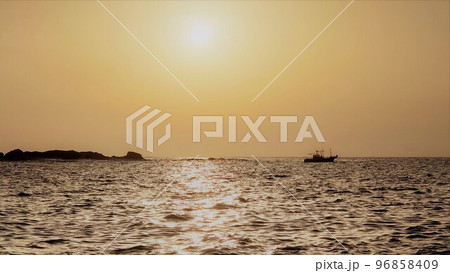 日暮れの太陽が照らす穏やかな日本海と漁船 日暮れの太陽が照らす穏やかな日本海と漁船 96858409