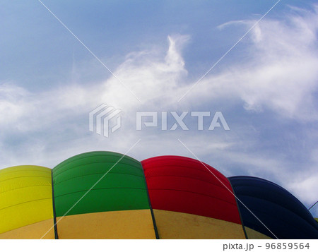 熱気球　バーナーで熱した空気で垂直に立ったバルーン 96859564