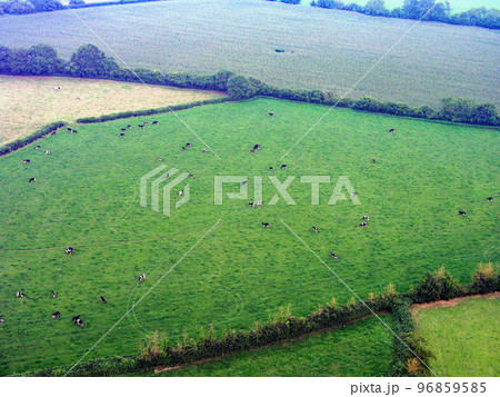 熱気球　イングランド　遊覧飛行　眼下の風景 96859585