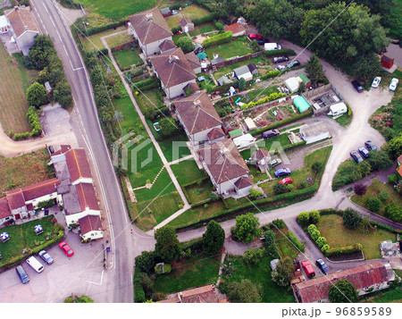 熱気球　イングランド　遊覧飛行　眼下の風景 96859589