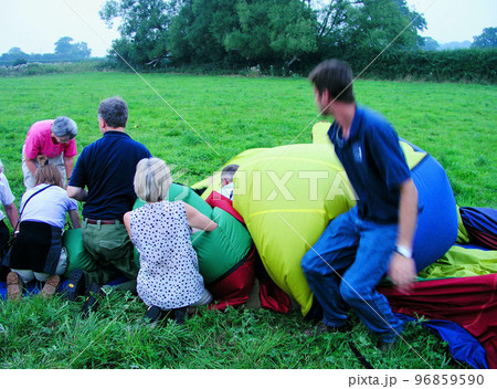 熱気球　着陸　バルーンの空気を抜き球皮を折りたたむ 96859590