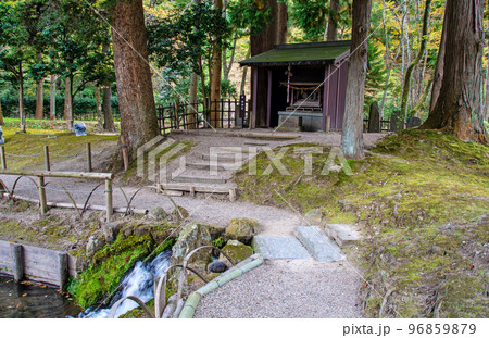 国指定史跡・名勝 有備館 回遊式池泉庭園の明神社と泉 国指定史跡・名勝 有備館 回遊式池泉庭園の明神社と泉 96859879