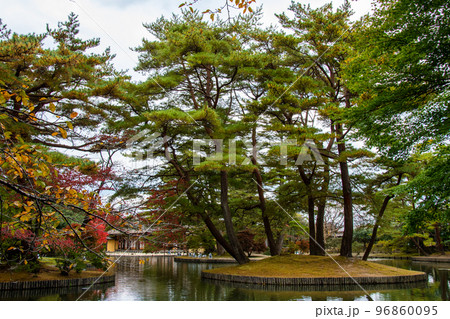 国指定史跡紅葉、・名勝 有備館 回遊式池泉庭園 鶴ヶ島の松 国指定史跡紅葉、・名勝 有備館 回遊式池泉庭園 鶴ヶ島の松 96860095