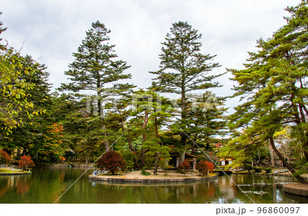 国指定史跡・名勝　有備館　回遊式池泉庭園　御中島の松 96860097