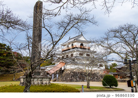 白石城 片倉小十郎景綱公頌徳碑と天守閣 白石城 片倉小十郎景綱公頌徳碑と天守閣 96860330